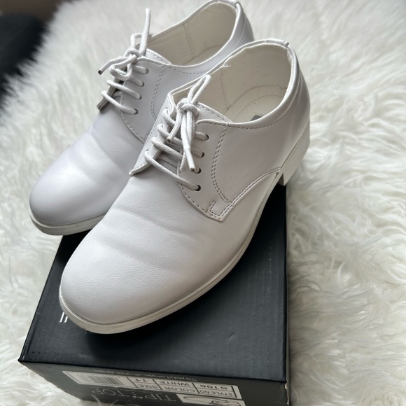 Toddlers White Dress Shoes - Picture 2 of 5